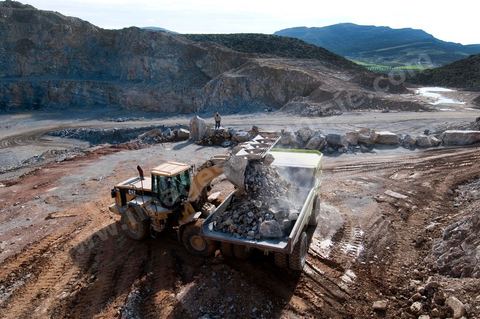 Carrière d'extraction et production de gravier et sable pour le BTP de la société SOMATP du groupe Bouzguenda Frères près de Grombalia