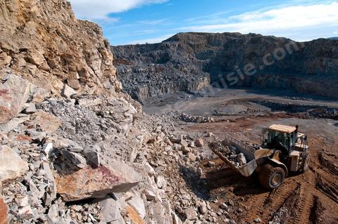 Carrière d'extraction et production de gravier et sable pour le BTP de la société SOMATP du groupe Bouzguenda Frères près de Grombalia