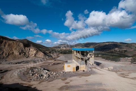 Carrière d'extraction et production de gravier et sable pour le BTP de la société SOMATP du groupe Bouzguenda Frères près de Grombalia