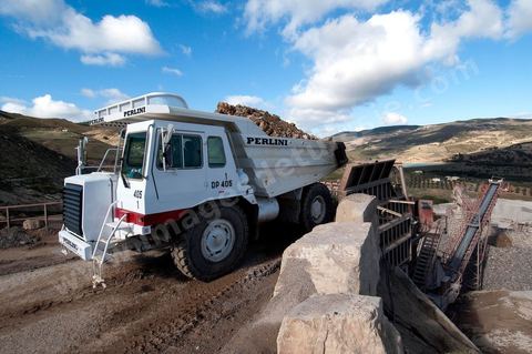 Carrière d'extraction et production de gravier et sable pour le BTP de la société SOMATP du groupe Bouzguenda Frères près de Grombalia