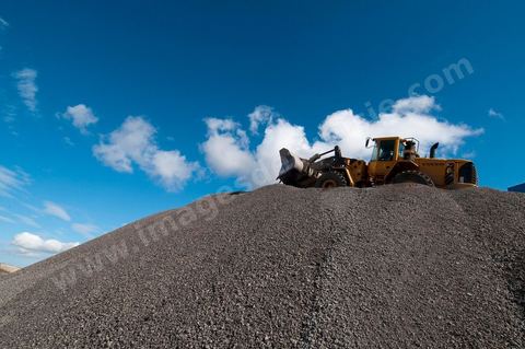 Carrière d'extraction et production de gravier et sable pour le BTP de la société SOMATP du groupe Bouzguenda Frères près de Grombalia
