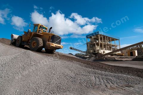 Carrière d'extraction et production de gravier et sable pour le BTP de la société SOMATP du groupe Bouzguenda Frères près de Grombalia
