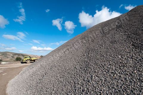 Carrière d'extraction et production de gravier et sable pour le BTP de la société SOMATP du groupe Bouzguenda Frères près de Grombalia