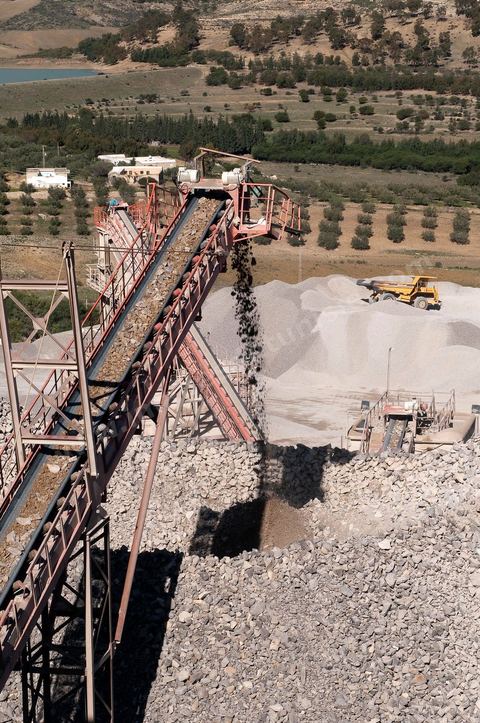 Carrière d'extraction et production de gravier et sable pour le BTP de la société SOMATP du groupe Bouzguenda Frères près de Grombalia