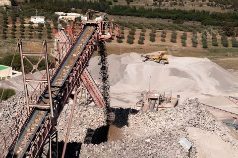 Carrière d'extraction et production de gravier et sable pour le BTP de la société SOMATP du groupe Bouzguenda Frères près de Grombalia