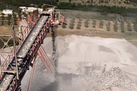 Carrière d'extraction et production de gravier et sable pour le BTP de la société SOMATP du groupe Bouzguenda Frères près de Grombalia
