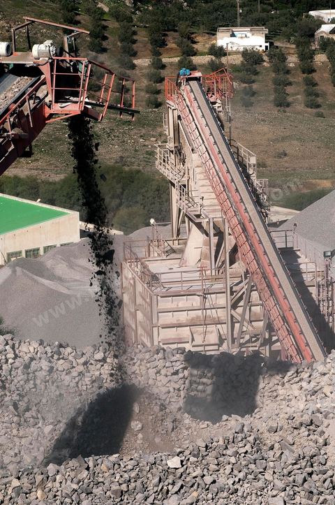 Carrière d'extraction et production de gravier et sable pour le BTP de la société SOMATP du groupe Bouzguenda Frères près de Grombalia