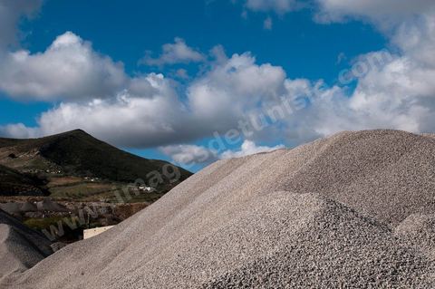 Carrière d'extraction et production de gravier et sable pour le BTP de la société SOMATP du groupe Bouzguenda Frères près de Grombalia