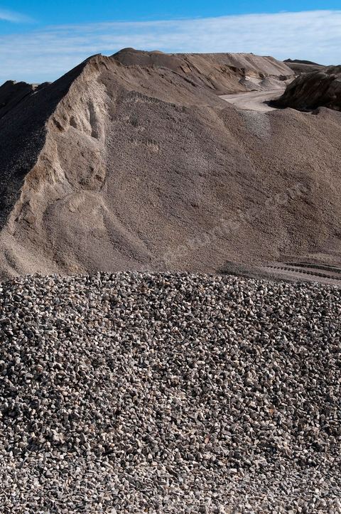 Carrière d'extraction et production de gravier et sable pour le BTP de la société SOMATP du groupe Bouzguenda Frères près de Grombalia