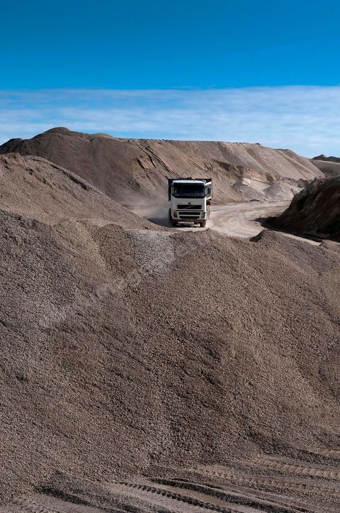 Carrière d'extraction et production de gravier et sable pour le BTP de la société SOMATP du groupe Bouzguenda Frères près de Grombalia