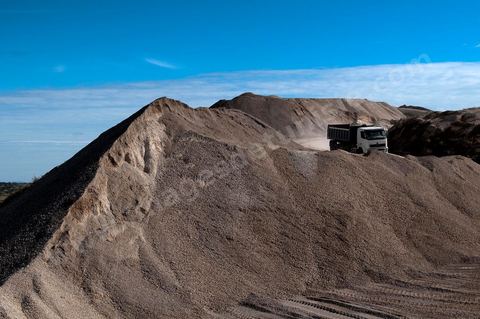 Carrière d'extraction et production de gravier et sable pour le BTP de la société SOMATP du groupe Bouzguenda Frères près de Grombalia