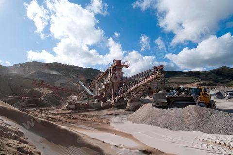 Carrière d'extraction et production de gravier et sable pour le BTP de la société SOMATP du groupe Bouzguenda Frères près de Grombalia