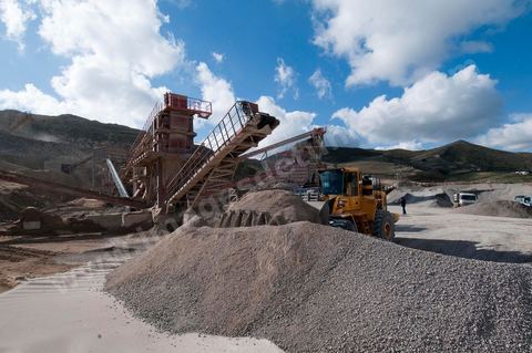 Carrière d'extraction et production de gravier et sable pour le BTP de la société SOMATP du groupe Bouzguenda Frères près de Grombalia