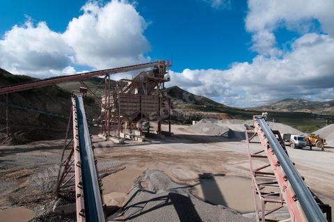 Carrière d'extraction et production de gravier et sable pour le BTP de la société SOMATP du groupe Bouzguenda Frères près de Grombalia