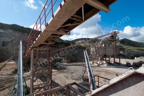 Carrière d'extraction et production de gravier et sable pour le BTP de la société SOMATP du groupe Bouzguenda Frères près de Grombalia