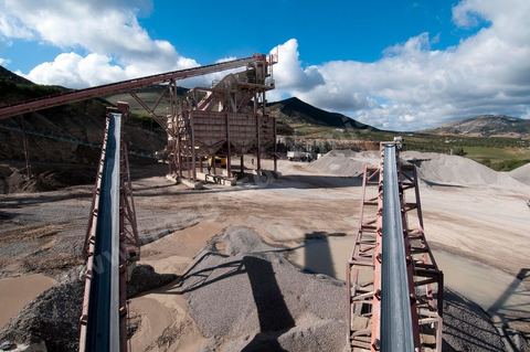 Carrière d'extraction et production de gravier et sable pour le BTP de la société SOMATP du groupe Bouzguenda Frères près de Grombalia