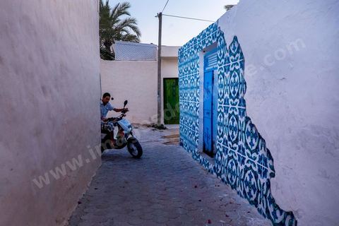 Oeuvre de l'artiste portugais ADD FUEL pour le Projet DjerbaHood : après la Tour Paris 13, la team Itinerrance dépose ses valises dans un village traditionnel de l’île de Djerba, Erriadh. Depuis le début du mois de juillet, le village d’Erriadh se métamorphose petit à petit pour devenir un véritable musée à ciel ouvert. Une sélection d’artistes des quatre coins du monde ont été invités à s’exprimer dans ce décor unique à l’architecture authentique : murs blancs, portes bleues turquoises, dômes, veilles constructions et divers lieux abandonnés, autant de possibilités qui donneront naissance à des créations uniques aux couleurs locales.