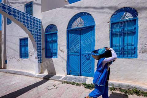Oeuvre de l'artiste portugais ADD FUEL pour le Projet DjerbaHood : après la Tour Paris 13, la team Itinerrance dépose ses valises dans un village traditionnel de l’île de Djerba, Erriadh. Depuis le début du mois de juillet, le village d’Erriadh se métamorphose petit à petit pour devenir un véritable musée à ciel ouvert. Une sélection d’artistes des quatre coins du monde ont été invités à s’exprimer dans ce décor unique à l’architecture authentique : murs blancs, portes bleues turquoises, dômes, veilles constructions et divers lieux abandonnés, autant de possibilités qui donneront naissance à des créations uniques aux couleurs locales.