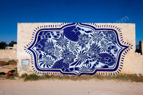 Oeuvre de l'artiste mexicain CURIOT pour le Projet DjerbaHood : après la Tour Paris 13, la team Itinerrance dépose ses valises dans un village traditionnel de l’île de Djerba, Erriadh. Depuis le début du mois de juillet, le village d’Erriadh se métamorphose petit à petit pour devenir un véritable musée à ciel ouvert. Une sélection d’artistes des quatre coins du monde ont été invités à s’exprimer dans ce décor unique à l’architecture authentique : murs blancs, portes bleues turquoises, dômes, veilles constructions et divers lieux abandonnés, autant de possibilités qui donneront naissance à des créations uniques aux couleurs locales.
