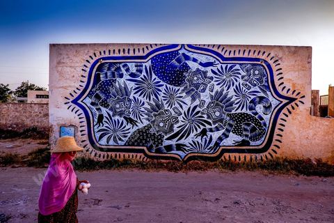 Oeuvre de l'artiste mexicain CURIOT pour le Projet DjerbaHood : après la Tour Paris 13, la team Itinerrance dépose ses valises dans un village traditionnel de l’île de Djerba, Erriadh. Depuis le début du mois de juillet, le village d’Erriadh se métamorphose petit à petit pour devenir un véritable musée à ciel ouvert. Une sélection d’artistes des quatre coins du monde ont été invités à s’exprimer dans ce décor unique à l’architecture authentique : murs blancs, portes bleues turquoises, dômes, veilles constructions et divers lieux abandonnés, autant de possibilités qui donneront naissance à des créations uniques aux couleurs locales.