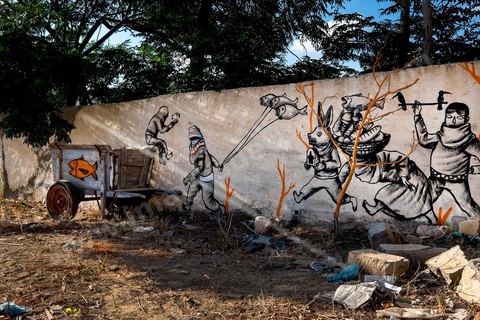 Projet DjerbaHood : après la Tour Paris 13, la team Itinerrance dépose ses valises dans un village traditionnel de l’île de Djerba, Erriadh. Depuis le début du mois de juillet, le village d’Erriadh se métamorphose petit à petit pour devenir un véritable musée à ciel ouvert. Une sélection d’artistes des quatre coins du monde ont été invités à s’exprimer dans ce décor unique à l’architecture authentique : murs blancs, portes bleues turquoises, dômes, veilles constructions et divers lieux abandonnés, autant de possibilités qui donneront naissance à des créations uniques aux couleurs locales.