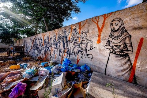 Projet DjerbaHood : après la Tour Paris 13, la team Itinerrance dépose ses valises dans un village traditionnel de l’île de Djerba, Erriadh. Depuis le début du mois de juillet, le village d’Erriadh se métamorphose petit à petit pour devenir un véritable musée à ciel ouvert. Une sélection d’artistes des quatre coins du monde ont été invités à s’exprimer dans ce décor unique à l’architecture authentique : murs blancs, portes bleues turquoises, dômes, veilles constructions et divers lieux abandonnés, autant de possibilités qui donneront naissance à des créations uniques aux couleurs locales.