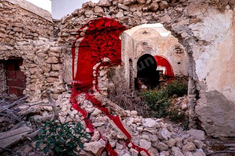 Oeuvre de l'artiste brésilien HERBERT BAGLIONE pour le Projet DjerbaHood : après la Tour Paris 13, la team Itinerrance dépose ses valises dans un village traditionnel de l’île de Djerba, Erriadh. Depuis le début du mois de juillet, le village d’Erriadh se métamorphose petit à petit pour devenir un véritable musée à ciel ouvert. Une sélection d’artistes des quatre coins du monde ont été invités à s’exprimer dans ce décor unique à l’architecture authentique : murs blancs, portes bleues turquoises, dômes, veilles constructions et divers lieux abandonnés, autant de possibilités qui donneront naissance à des créations uniques aux couleurs locales.