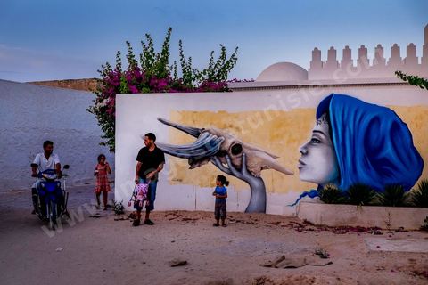 Oeuvre de l'artiste française LILIWEEN pour le Projet DjerbaHood : après la Tour Paris 13, la team Itinerrance dépose ses valises dans un village traditionnel de l’île de Djerba, Erriadh. Depuis le début du mois de juillet, le village d’Erriadh se métamorphose petit à petit pour devenir un véritable musée à ciel ouvert. Une sélection d’artistes des quatre coins du monde ont été invités à s’exprimer dans ce décor unique à l’architecture authentique : murs blancs, portes bleues turquoises, dômes, veilles constructions et divers lieux abandonnés, autant de possibilités qui donneront naissance à des créations uniques aux couleurs locales.