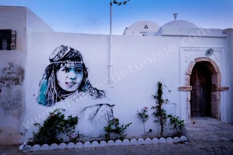 Oeuvres de l'artiste tunisien DABRO pour le Projet DjerbaHood : après la Tour Paris 13, la team Itinerrance dépose ses valises dans un village traditionnel de l’île de Djerba, Erriadh. Depuis le début du mois de juillet, le village d’Erriadh se métamorphose petit à petit pour devenir un véritable musée à ciel ouvert. Une sélection d’artistes des quatre coins du monde ont été invités à s’exprimer dans ce décor unique à l’architecture authentique : murs blancs, portes bleues turquoises, dômes, veilles constructions et divers lieux abandonnés, autant de possibilités qui donneront naissance à des créations uniques aux couleurs locales.