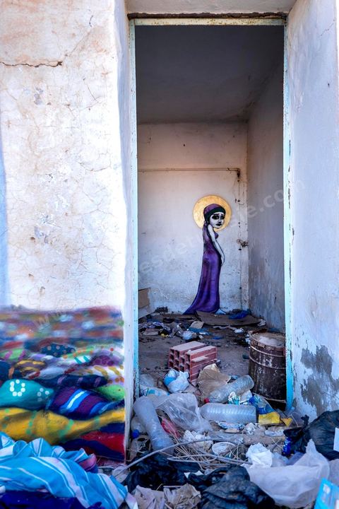 Oeuvre de l'artiste brésilien TINHO pour le Projet DjerbaHood : après la Tour Paris 13, la team Itinerrance dépose ses valises dans un village traditionnel de l’île de Djerba, Erriadh. Depuis le début du mois de juillet, le village d’Erriadh se métamorphose petit à petit pour devenir un véritable musée à ciel ouvert. Une sélection d’artistes des quatre coins du monde ont été invités à s’exprimer dans ce décor unique à l’architecture authentique : murs blancs, portes bleues turquoises, dômes, veilles constructions et divers lieux abandonnés, autant de possibilités qui donneront naissance à des créations uniques aux couleurs locales.
