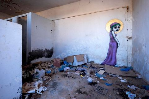 Oeuvre de l'artiste brésilien TINHO pour le Projet DjerbaHood : après la Tour Paris 13, la team Itinerrance dépose ses valises dans un village traditionnel de l’île de Djerba, Erriadh. Depuis le début du mois de juillet, le village d’Erriadh se métamorphose petit à petit pour devenir un véritable musée à ciel ouvert. Une sélection d’artistes des quatre coins du monde ont été invités à s’exprimer dans ce décor unique à l’architecture authentique : murs blancs, portes bleues turquoises, dômes, veilles constructions et divers lieux abandonnés, autant de possibilités qui donneront naissance à des créations uniques aux couleurs locales.