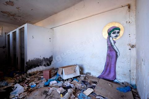 Oeuvre de l'artiste brésilien TINHO pour le Projet DjerbaHood : après la Tour Paris 13, la team Itinerrance dépose ses valises dans un village traditionnel de l’île de Djerba, Erriadh. Depuis le début du mois de juillet, le village d’Erriadh se métamorphose petit à petit pour devenir un véritable musée à ciel ouvert. Une sélection d’artistes des quatre coins du monde ont été invités à s’exprimer dans ce décor unique à l’architecture authentique : murs blancs, portes bleues turquoises, dômes, veilles constructions et divers lieux abandonnés, autant de possibilités qui donneront naissance à des créations uniques aux couleurs locales.