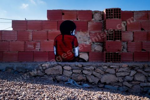 Oeuvre de l'artiste brésilien TINHO pour le Projet DjerbaHood : après la Tour Paris 13, la team Itinerrance dépose ses valises dans un village traditionnel de l’île de Djerba, Erriadh. Depuis le début du mois de juillet, le village d’Erriadh se métamorphose petit à petit pour devenir un véritable musée à ciel ouvert. Une sélection d’artistes des quatre coins du monde ont été invités à s’exprimer dans ce décor unique à l’architecture authentique : murs blancs, portes bleues turquoises, dômes, veilles constructions et divers lieux abandonnés, autant de possibilités qui donneront naissance à des créations uniques aux couleurs locales.