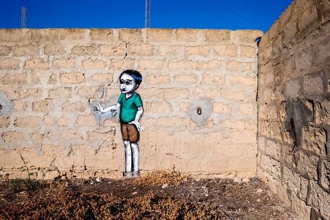 Oeuvre de l'artiste brésilien TINHO pour le Projet DjerbaHood : après la Tour Paris 13, la team Itinerrance dépose ses valises dans un village traditionnel de l’île de Djerba, Erriadh. Depuis le début du mois de juillet, le village d’Erriadh se métamorphose petit à petit pour devenir un véritable musée à ciel ouvert. Une sélection d’artistes des quatre coins du monde ont été invités à s’exprimer dans ce décor unique à l’architecture authentique : murs blancs, portes bleues turquoises, dômes, veilles constructions et divers lieux abandonnés, autant de possibilités qui donneront naissance à des créations uniques aux couleurs locales.
