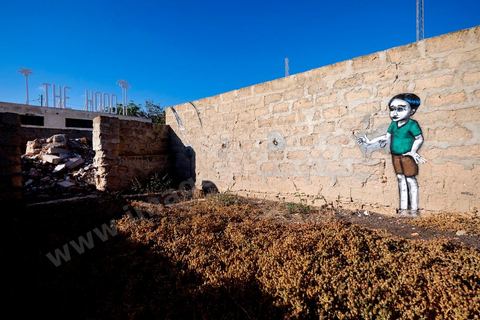 Oeuvre de l'artiste brésilien TINHO pour le Projet DjerbaHood : après la Tour Paris 13, la team Itinerrance dépose ses valises dans un village traditionnel de l’île de Djerba, Erriadh. Depuis le début du mois de juillet, le village d’Erriadh se métamorphose petit à petit pour devenir un véritable musée à ciel ouvert. Une sélection d’artistes des quatre coins du monde ont été invités à s’exprimer dans ce décor unique à l’architecture authentique : murs blancs, portes bleues turquoises, dômes, veilles constructions et divers lieux abandonnés, autant de possibilités qui donneront naissance à des créations uniques aux couleurs locales.