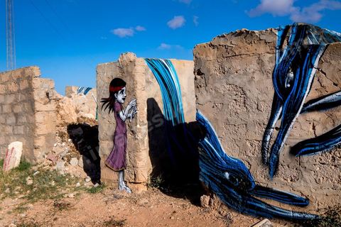 Oeuvres de l'artiste brésilien TINHO (personnages) et l'artiste portugais PANTONIO (lapins) pour le Projet DjerbaHood : après la Tour Paris 13, la team Itinerrance dépose ses valises dans un village traditionnel de l’île de Djerba, Erriadh. Depuis le début du mois de juillet, le village d’Erriadh se métamorphose petit à petit pour devenir un véritable musée à ciel ouvert. Une sélection d’artistes des quatre coins du monde ont été invités à s’exprimer dans ce décor unique à l’architecture authentique : murs blancs, portes bleues turquoises, dômes, veilles constructions et divers lieux abandonnés, autant de possibilités qui donneront naissance à des créations uniques aux couleurs locales.