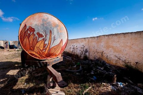Projet DjerbaHood : après la Tour Paris 13, la team Itinerrance dépose ses valises dans un village traditionnel de l’île de Djerba, Erriadh. Depuis le début du mois de juillet, le village d’Erriadh se métamorphose petit à petit pour devenir un véritable musée à ciel ouvert. Une sélection d’artistes des quatre coins du monde ont été invités à s’exprimer dans ce décor unique à l’architecture authentique : murs blancs, portes bleues turquoises, dômes, veilles constructions et divers lieux abandonnés, autant de possibilités qui donneront naissance à des créations uniques aux couleurs locales.