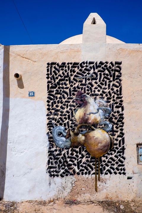 Oeuvres de l'artiste français BOMK pour le Projet DjerbaHood : après la Tour Paris 13, la team Itinerrance dépose ses valises dans un village traditionnel de l’île de Djerba, Erriadh. Depuis le début du mois de juillet, le village d’Erriadh se métamorphose petit à petit pour devenir un véritable musée à ciel ouvert. Une sélection d’artistes des quatre coins du monde ont été invités à s’exprimer dans ce décor unique à l’architecture authentique : murs blancs, portes bleues turquoises, dômes, veilles constructions et divers lieux abandonnés, autant de possibilités qui donneront naissance à des créations uniques aux couleurs locales.