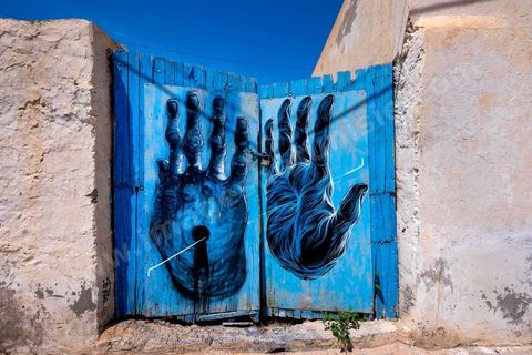 Oeuvres de l'artiste français BOMK pour le Projet DjerbaHood : après la Tour Paris 13, la team Itinerrance dépose ses valises dans un village traditionnel de l’île de Djerba, Erriadh. Depuis le début du mois de juillet, le village d’Erriadh se métamorphose petit à petit pour devenir un véritable musée à ciel ouvert. Une sélection d’artistes des quatre coins du monde ont été invités à s’exprimer dans ce décor unique à l’architecture authentique : murs blancs, portes bleues turquoises, dômes, veilles constructions et divers lieux abandonnés, autant de possibilités qui donneront naissance à des créations uniques aux couleurs locales.