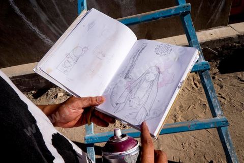 Oeuvres de l'artiste espagnol MALAKKAI pour le Projet DjerbaHood : après la Tour Paris 13, la team Itinerrance dépose ses valises dans un village traditionnel de l’île de Djerba, Erriadh. Depuis le début du mois de juillet, le village d’Erriadh se métamorphose petit à petit pour devenir un véritable musée à ciel ouvert. Une sélection d’artistes des quatre coins du monde ont été invités à s’exprimer dans ce décor unique à l’architecture authentique : murs blancs, portes bleues turquoises, dômes, veilles constructions et divers lieux abandonnés, autant de possibilités qui donneront naissance à des créations uniques aux couleurs locales.