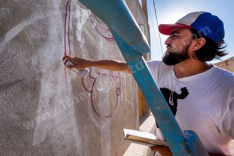 Oeuvres de l'artiste espagnol MALAKKAI pour le Projet DjerbaHood : après la Tour Paris 13, la team Itinerrance dépose ses valises dans un village traditionnel de l’île de Djerba, Erriadh. Depuis le début du mois de juillet, le village d’Erriadh se métamorphose petit à petit pour devenir un véritable musée à ciel ouvert. Une sélection d’artistes des quatre coins du monde ont été invités à s’exprimer dans ce décor unique à l’architecture authentique : murs blancs, portes bleues turquoises, dômes, veilles constructions et divers lieux abandonnés, autant de possibilités qui donneront naissance à des créations uniques aux couleurs locales.