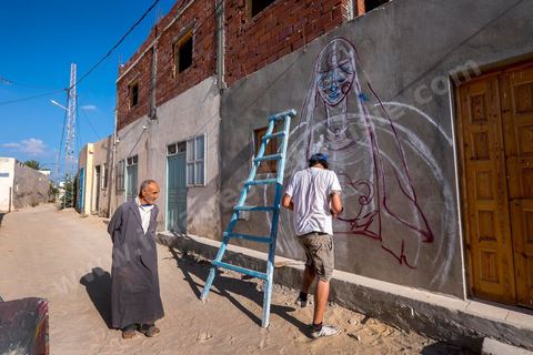 Oeuvres de l'artiste espagnol MALAKKAI pour le Projet DjerbaHood : après la Tour Paris 13, la team Itinerrance dépose ses valises dans un village traditionnel de l’île de Djerba, Erriadh. Depuis le début du mois de juillet, le village d’Erriadh se métamorphose petit à petit pour devenir un véritable musée à ciel ouvert. Une sélection d’artistes des quatre coins du monde ont été invités à s’exprimer dans ce décor unique à l’architecture authentique : murs blancs, portes bleues turquoises, dômes, veilles constructions et divers lieux abandonnés, autant de possibilités qui donneront naissance à des créations uniques aux couleurs locales.