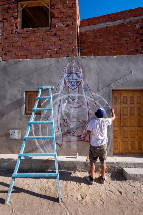 Oeuvres de l'artiste espagnol MALAKKAI pour le Projet DjerbaHood : après la Tour Paris 13, la team Itinerrance dépose ses valises dans un village traditionnel de l’île de Djerba, Erriadh. Depuis le début du mois de juillet, le village d’Erriadh se métamorphose petit à petit pour devenir un véritable musée à ciel ouvert. Une sélection d’artistes des quatre coins du monde ont été invités à s’exprimer dans ce décor unique à l’architecture authentique : murs blancs, portes bleues turquoises, dômes, veilles constructions et divers lieux abandonnés, autant de possibilités qui donneront naissance à des créations uniques aux couleurs locales.