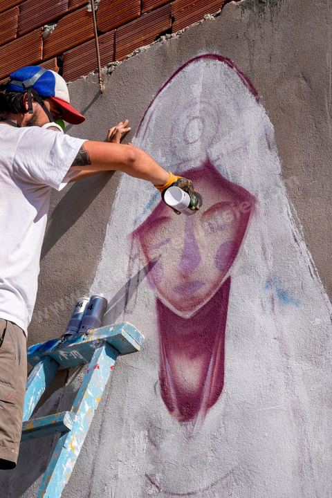 Oeuvres de l'artiste espagnol MALAKKAI pour le Projet DjerbaHood : après la Tour Paris 13, la team Itinerrance dépose ses valises dans un village traditionnel de l’île de Djerba, Erriadh. Depuis le début du mois de juillet, le village d’Erriadh se métamorphose petit à petit pour devenir un véritable musée à ciel ouvert. Une sélection d’artistes des quatre coins du monde ont été invités à s’exprimer dans ce décor unique à l’architecture authentique : murs blancs, portes bleues turquoises, dômes, veilles constructions et divers lieux abandonnés, autant de possibilités qui donneront naissance à des créations uniques aux couleurs locales.