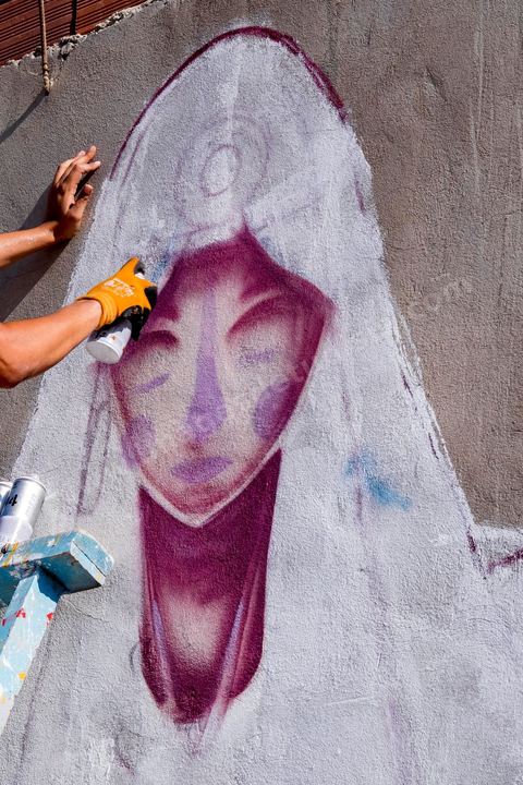 Oeuvres de l'artiste espagnol MALAKKAI pour le Projet DjerbaHood : après la Tour Paris 13, la team Itinerrance dépose ses valises dans un village traditionnel de l’île de Djerba, Erriadh. Depuis le début du mois de juillet, le village d’Erriadh se métamorphose petit à petit pour devenir un véritable musée à ciel ouvert. Une sélection d’artistes des quatre coins du monde ont été invités à s’exprimer dans ce décor unique à l’architecture authentique : murs blancs, portes bleues turquoises, dômes, veilles constructions et divers lieux abandonnés, autant de possibilités qui donneront naissance à des créations uniques aux couleurs locales.