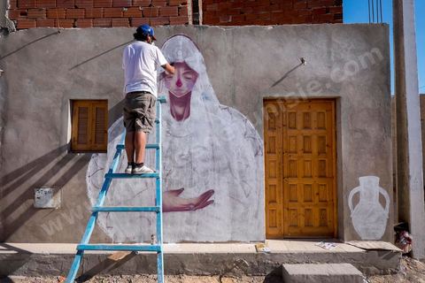 Oeuvres de l'artiste espagnol MALAKKAI pour le Projet DjerbaHood : après la Tour Paris 13, la team Itinerrance dépose ses valises dans un village traditionnel de l’île de Djerba, Erriadh. Depuis le début du mois de juillet, le village d’Erriadh se métamorphose petit à petit pour devenir un véritable musée à ciel ouvert. Une sélection d’artistes des quatre coins du monde ont été invités à s’exprimer dans ce décor unique à l’architecture authentique : murs blancs, portes bleues turquoises, dômes, veilles constructions et divers lieux abandonnés, autant de possibilités qui donneront naissance à des créations uniques aux couleurs locales.