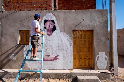 Oeuvres de l'artiste espagnol MALAKKAI pour le Projet DjerbaHood : après la Tour Paris 13, la team Itinerrance dépose ses valises dans un village traditionnel de l’île de Djerba, Erriadh. Depuis le début du mois de juillet, le village d’Erriadh se métamorphose petit à petit pour devenir un véritable musée à ciel ouvert. Une sélection d’artistes des quatre coins du monde ont été invités à s’exprimer dans ce décor unique à l’architecture authentique : murs blancs, portes bleues turquoises, dômes, veilles constructions et divers lieux abandonnés, autant de possibilités qui donneront naissance à des créations uniques aux couleurs locales.