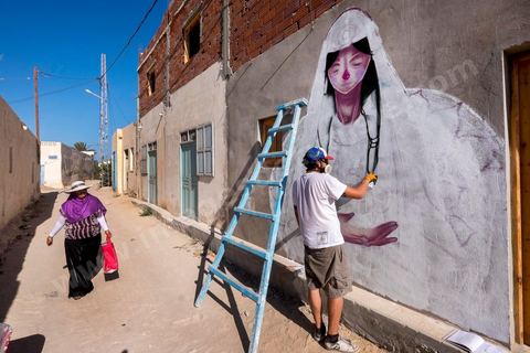 Oeuvres de l'artiste espagnol MALAKKAI pour le Projet DjerbaHood : après la Tour Paris 13, la team Itinerrance dépose ses valises dans un village traditionnel de l’île de Djerba, Erriadh. Depuis le début du mois de juillet, le village d’Erriadh se métamorphose petit à petit pour devenir un véritable musée à ciel ouvert. Une sélection d’artistes des quatre coins du monde ont été invités à s’exprimer dans ce décor unique à l’architecture authentique : murs blancs, portes bleues turquoises, dômes, veilles constructions et divers lieux abandonnés, autant de possibilités qui donneront naissance à des créations uniques aux couleurs locales.