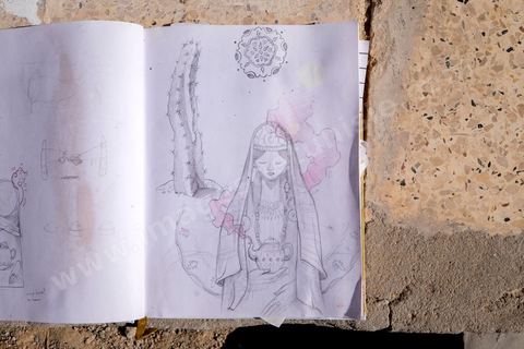 Oeuvres de l'artiste espagnol MALAKKAI pour le Projet DjerbaHood : après la Tour Paris 13, la team Itinerrance dépose ses valises dans un village traditionnel de l’île de Djerba, Erriadh. Depuis le début du mois de juillet, le village d’Erriadh se métamorphose petit à petit pour devenir un véritable musée à ciel ouvert. Une sélection d’artistes des quatre coins du monde ont été invités à s’exprimer dans ce décor unique à l’architecture authentique : murs blancs, portes bleues turquoises, dômes, veilles constructions et divers lieux abandonnés, autant de possibilités qui donneront naissance à des créations uniques aux couleurs locales.