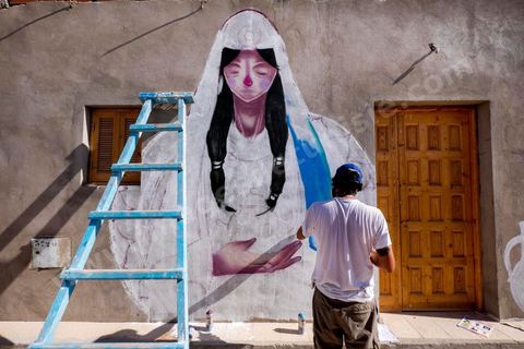 Oeuvres de l'artiste espagnol MALAKKAI pour le Projet DjerbaHood : après la Tour Paris 13, la team Itinerrance dépose ses valises dans un village traditionnel de l’île de Djerba, Erriadh. Depuis le début du mois de juillet, le village d’Erriadh se métamorphose petit à petit pour devenir un véritable musée à ciel ouvert. Une sélection d’artistes des quatre coins du monde ont été invités à s’exprimer dans ce décor unique à l’architecture authentique : murs blancs, portes bleues turquoises, dômes, veilles constructions et divers lieux abandonnés, autant de possibilités qui donneront naissance à des créations uniques aux couleurs locales.